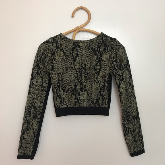 Athletic Green Black Long Sleeve Fitted Crew Neck Crop Top - Picture 3 of 12